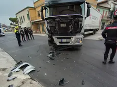 Il camion fermo in mezzo all'incrocio dopo l'incidente