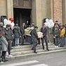 Il feretro lascia la chiesa. Foto Piran
