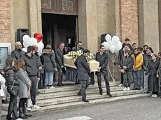 Il feretro lascia la chiesa. Foto Piran