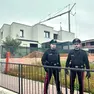 I carabinieri davanti all’abitazione dove Stefano Contiero era impegnato a installare i pannelli fotovoltaici quando è precipitato da sei metri
