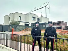 I carabinieri davanti all’abitazione dove Stefano Contiero era impegnato a installare i pannelli fotovoltaici quando è precipitato da sei metri