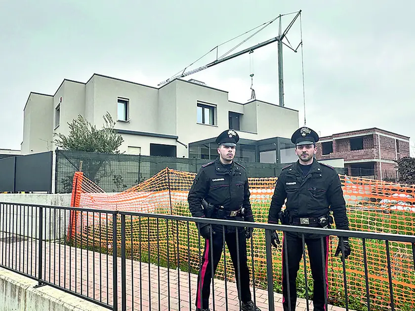 I carabinieri davanti all’abitazione dove Stefano Contiero era impegnato a installare i pannelli fotovoltaici quando è precipitato da sei metri