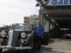 Mario Ruoso con un'auto d'epoca nel suo Garage Venezia