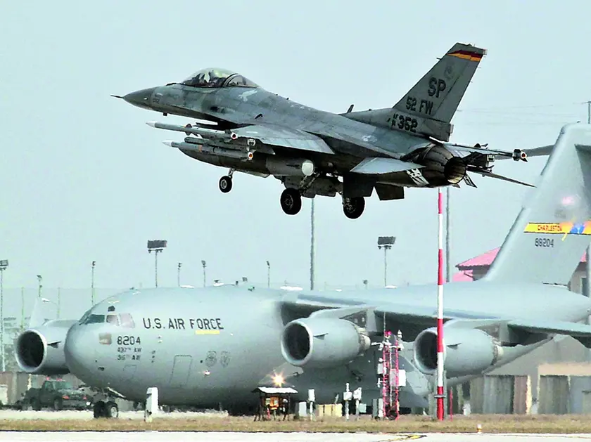 Un caccia americano al decollo dalla pista della base Usaf di Aviano (Pordenone)