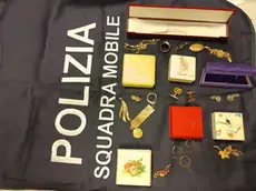 I gioielli sottratti all'anziana e recuperati dalla polizia