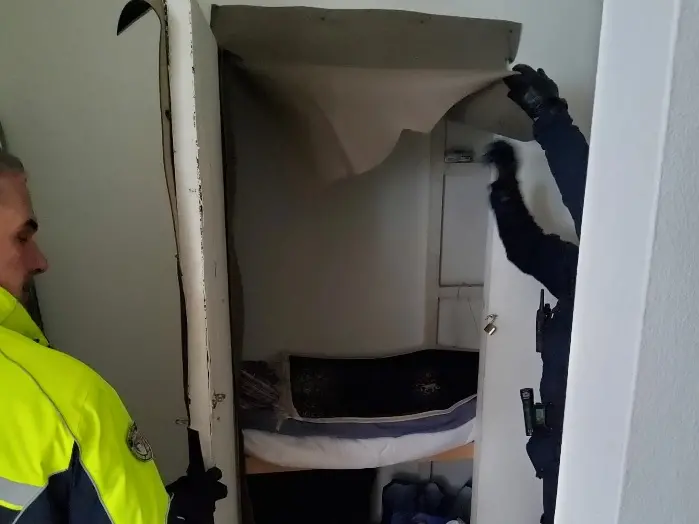 Il letto ricavato dentro uno sgabuzzino