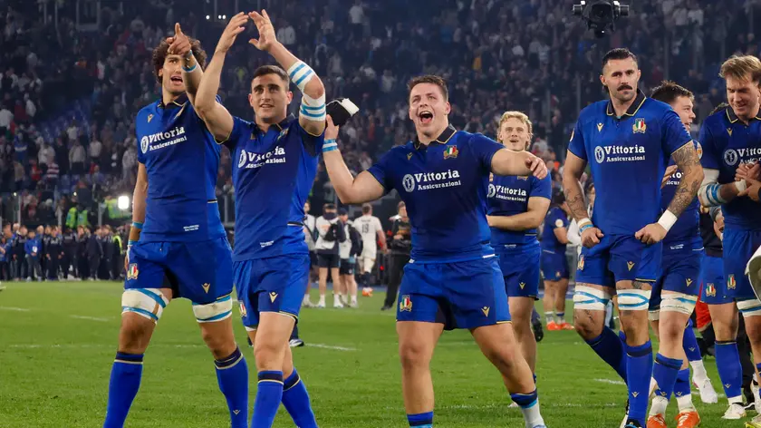 L’Italia festeggia la vittoria contro l’Inghilterra nel Sei Nazioni di rugby