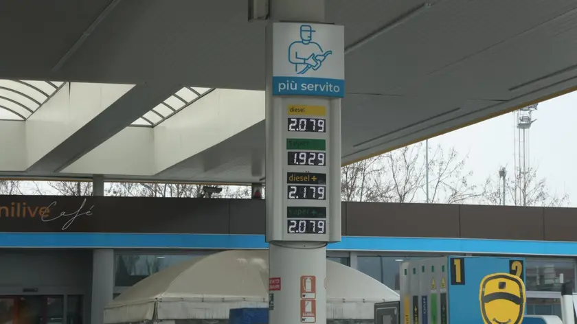 I prezzi a un distributore di carburante: si sente già l'effetto guerra in Medio Oriente