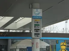 I prezzi a un distributore di carburante: si sente già l'effetto guerra in Medio Oriente