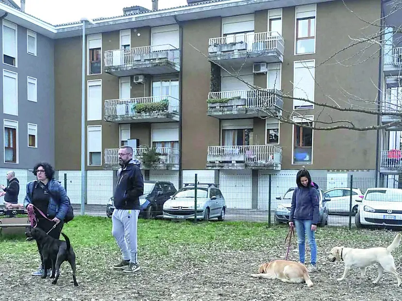 L’area verde di via Cervi a Ponte di Brenta: una residente del quartiere ha lamentato difficoltà con i vicini a causa di odori che provengono dal loro appartamento