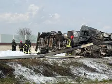 L'autocisterna incendiatasi dopo il tamponamento sull'A4 tra Meolo e San Donà (ph Bortoluzzi)