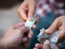 Uno spacciatore consegna l'hashish a un cliente