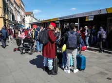 Turisti all'imbarcadero del vaporetto Actv