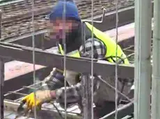 Un operaio mentre lavora in un cantiere del tram, sta eseguendo una saldatura senza utilizzare la mascherina, necessario presidio di sicurezza