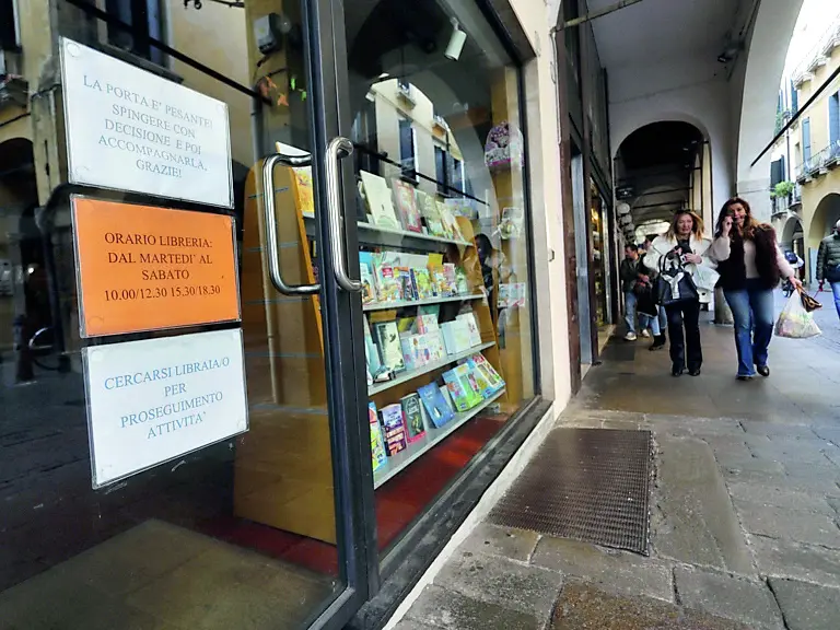 La Libreria dei Ragazzi di via Daniele Manin, strada in cui chiude anche il negozio di calzature Gabbani