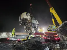 Il recupero di uno dei mezzi incidentati