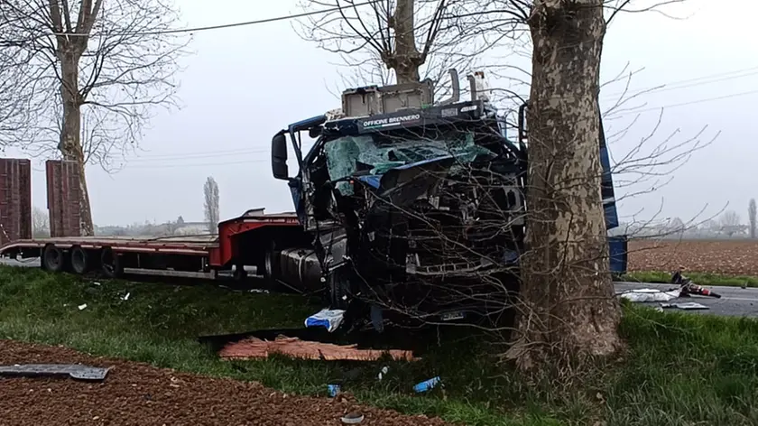 Il camion finito contro l'albero