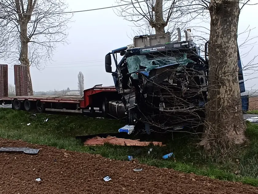 Il camion finito contro l'albero