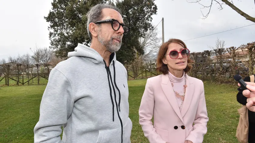 Il rapinato Alessandro Bubola con la moglie Rossella Tramet