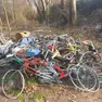 Biciclette e materiale ferroso abbandonato dal gruppo di nomadi