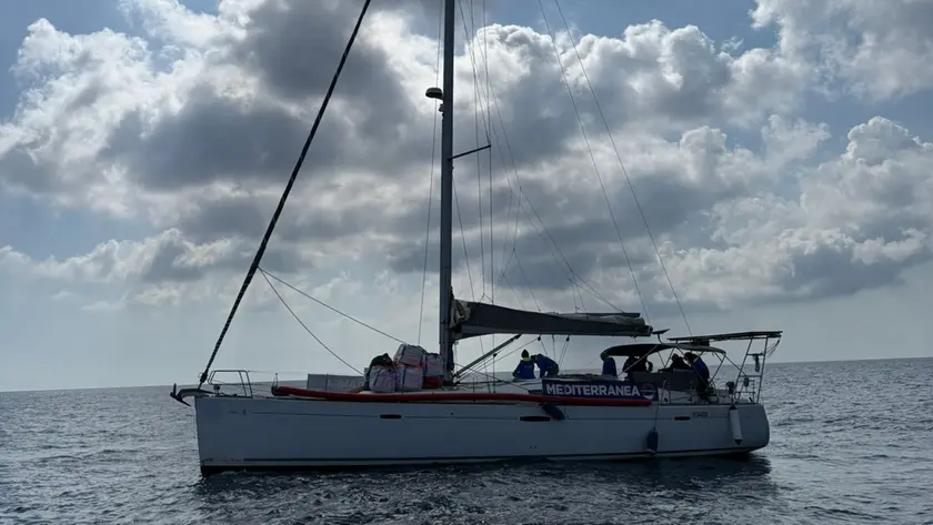 La Safira impegnata in operazioni di salvataggio