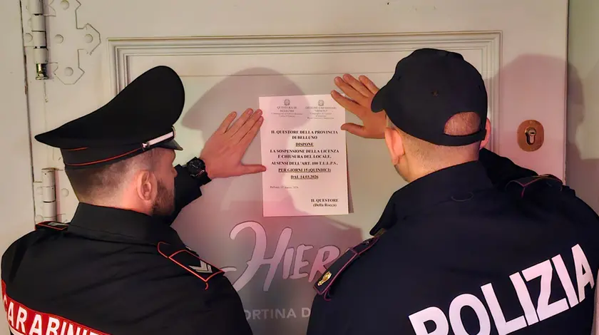 La chiusura dello Hierbas di Cortina da parte di carabinieri e polizia su ordine del questore di Belluno
