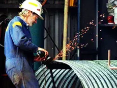 Un operaio al lavoro in un'azienda metalmeccanica