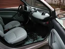 Sfondano il vetro e rubano la borsetta