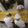 I pasticceri al lavoro per impastare le zeppole