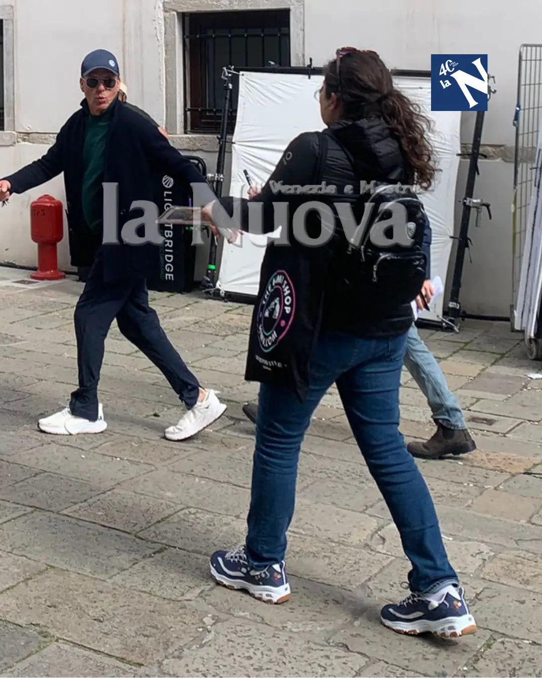 Michael keaton a Venezia inseguito da alcune ragazze