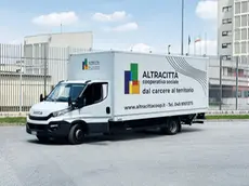 Un furgoncino della cooperativa fuori dal Due Palazzi