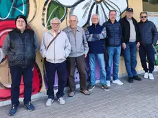 Il gruppo di amici cerca una stanza per giocare a carte