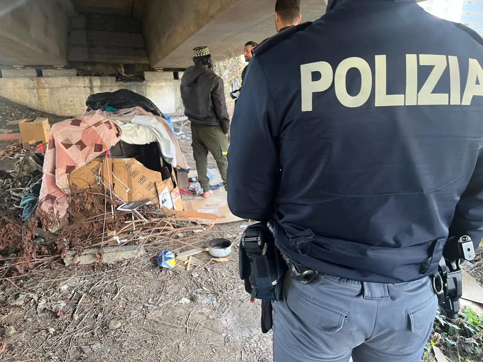 I controlli della polizia durante lo sgombero