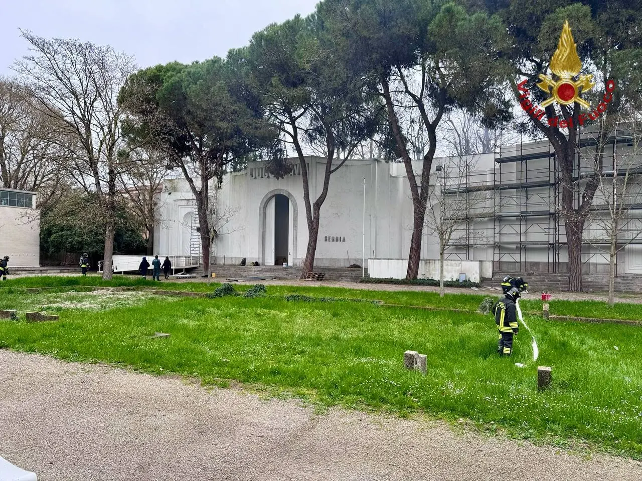 Vigili del fuoco al lavoro al padiglione Serbia