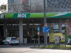 Un distributore della catena Mol, che ha adottato restrizioni ai rifornimenti (foto Epa)