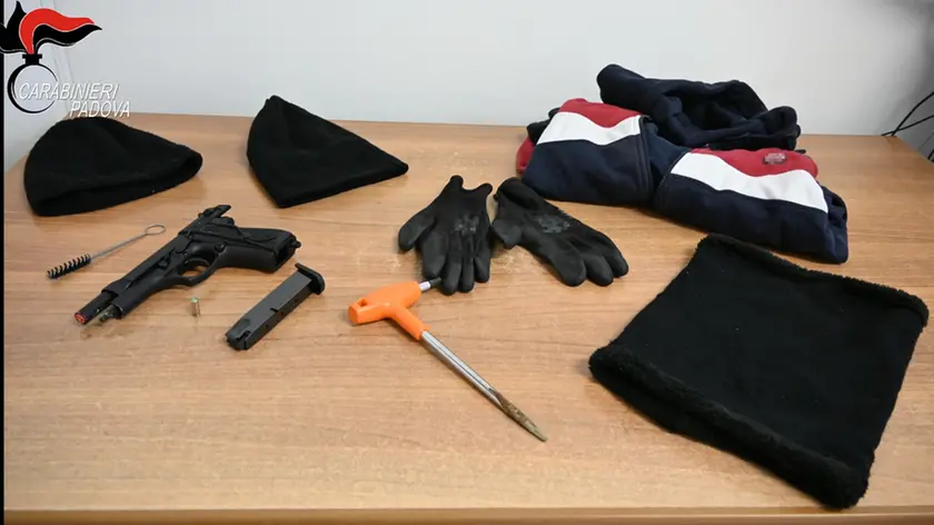 Pistola, vestiti e attrazzatura sequestrati alla banda