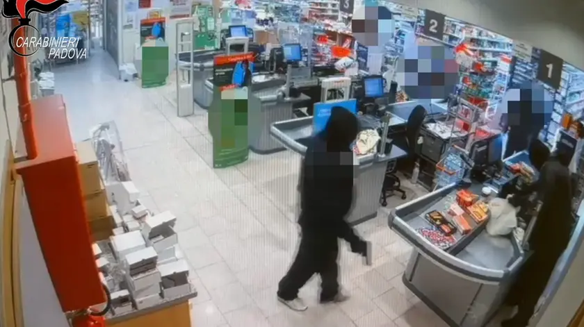 I rapinatori durante il colpo in uno dei supermercati