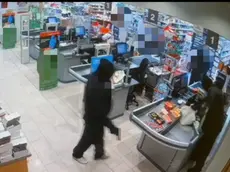 I rapinatori durante il colpo in uno dei supermercati