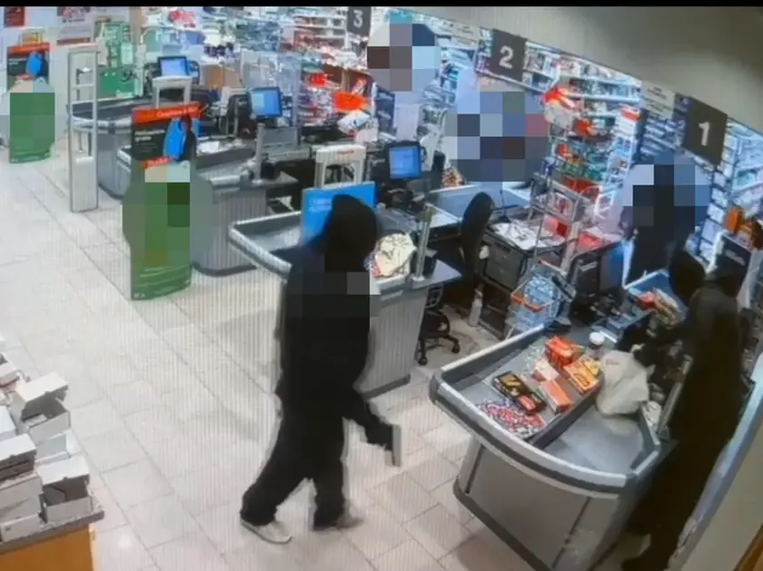 I rapinatori durante il colpo in uno dei supermercati