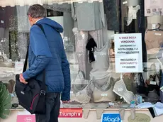 I manifesti appesi dai commercianti in vetrina