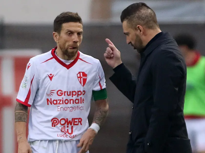Andreoletti dà indicazioni al Papu Gomez: il Padova ha bisogno di lui per allontanarsi dalla zona rossa (Foto Piran)