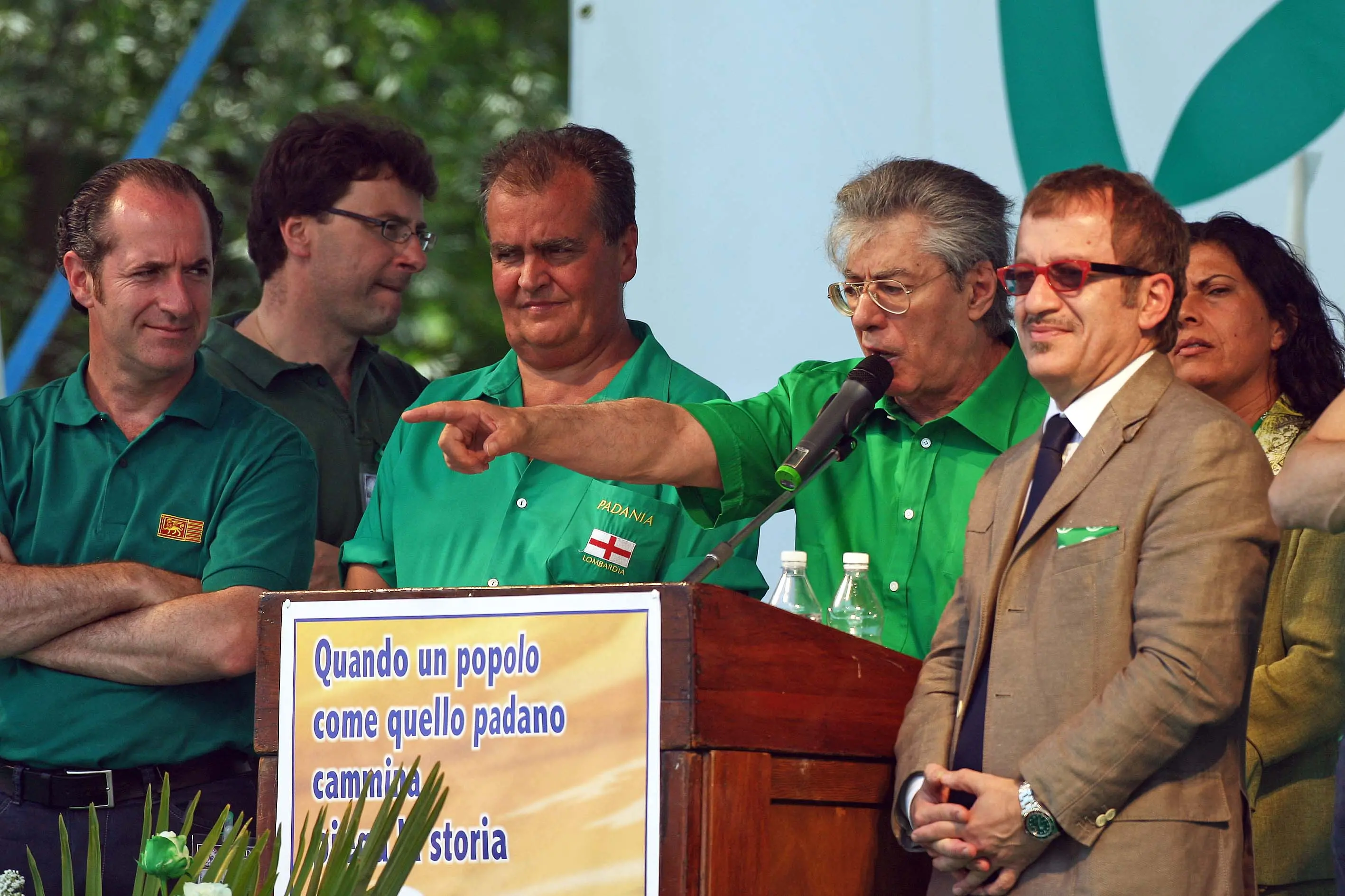 È morto a 84 anni Umberto Bossi, fondatore della Lega Nord e figura centrale della politica italiana degli ultimi decenni. Con lui scompare uno dei protagonisti più longevi e riconoscibili della scena politica, capace di segnare profondamente il dibattito pubblico soprattutto nel Nord Italia. Bossi aveva dato vita alla Lega Nord alla fine degli anni ’80, trasformandola rapidamente in un movimento di massa radicato in particolare in Veneto e Friuli Venezia Giulia, territori dove il Carroccio ha costruito gran parte della sua forza elettorale.Eccolo in alcune foto dal nostro archivio, da Trieste a Padova