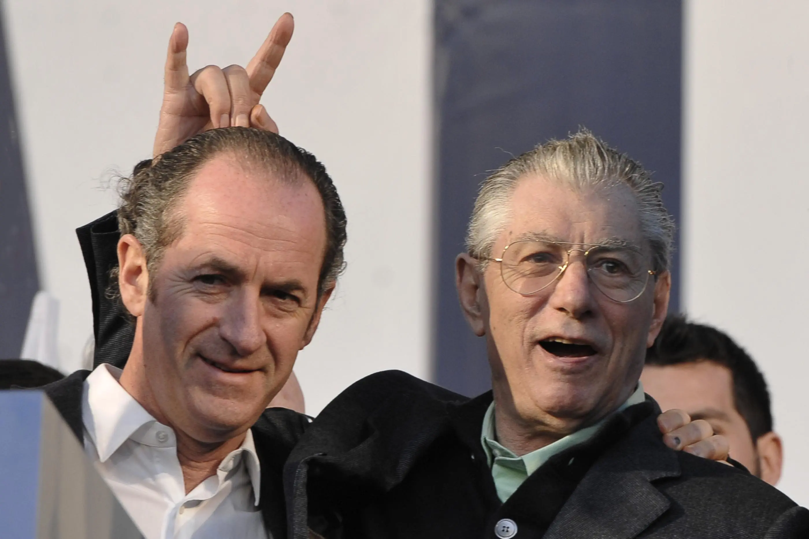 È morto a 84 anni Umberto Bossi, fondatore della Lega Nord e figura centrale della politica italiana degli ultimi decenni. Con lui scompare uno dei protagonisti più longevi e riconoscibili della scena politica, capace di segnare profondamente il dibattito pubblico soprattutto nel Nord Italia. Bossi aveva dato vita alla Lega Nord alla fine degli anni ’80, trasformandola rapidamente in un movimento di massa radicato in particolare in Veneto e Friuli Venezia Giulia, territori dove il Carroccio ha costruito gran parte della sua forza elettorale.Eccolo in alcune foto dal nostro archivio, da Trieste a Padova