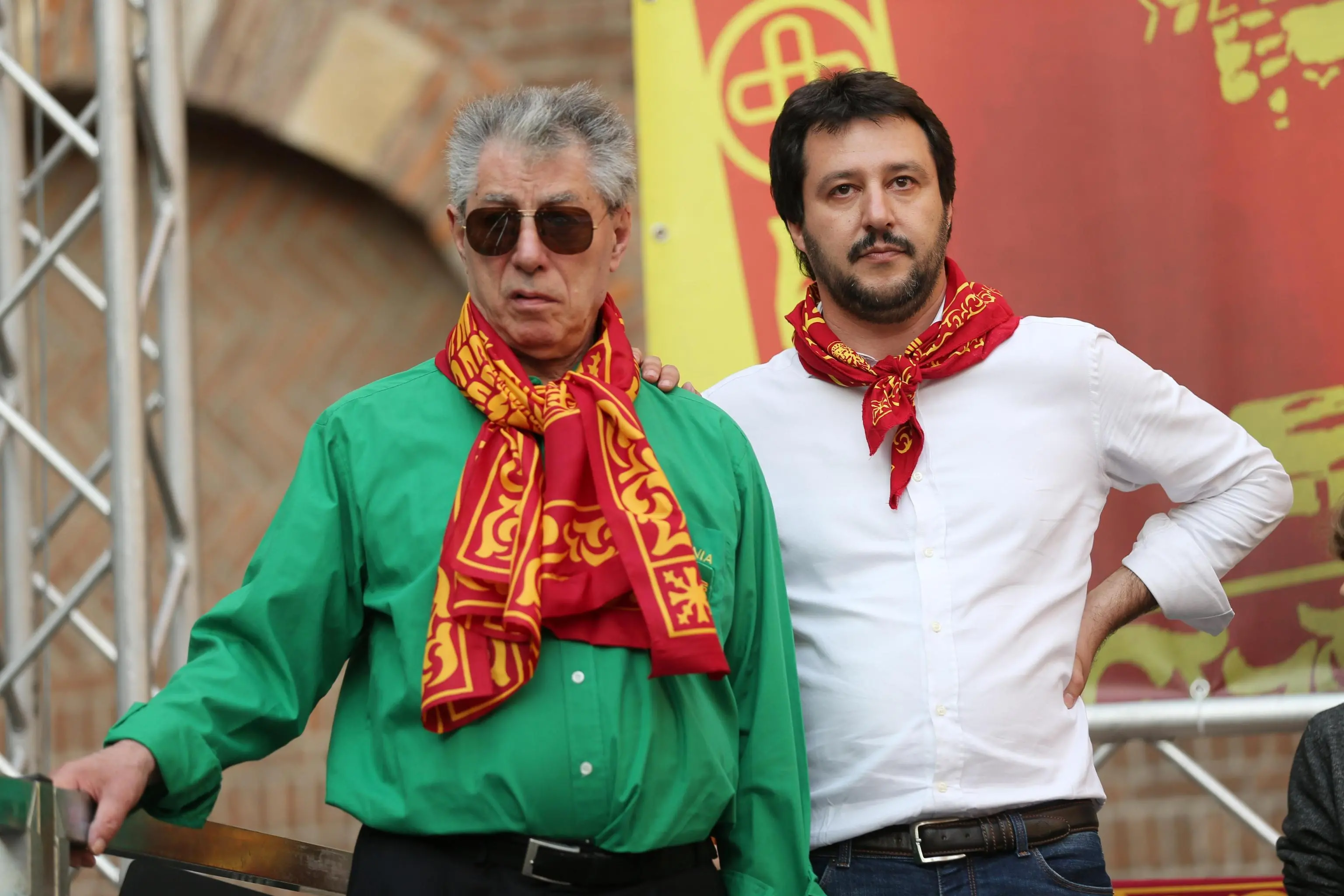 È morto a 84 anni Umberto Bossi, fondatore della Lega Nord e figura centrale della politica italiana degli ultimi decenni. Con lui scompare uno dei protagonisti più longevi e riconoscibili della scena politica, capace di segnare profondamente il dibattito pubblico soprattutto nel Nord Italia. Bossi aveva dato vita alla Lega Nord alla fine degli anni ’80, trasformandola rapidamente in un movimento di massa radicato in particolare in Veneto e Friuli Venezia Giulia, territori dove il Carroccio ha costruito gran parte della sua forza elettorale.Eccolo in alcune foto dal nostro archivio, da Trieste a Padova