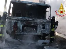 Il camion distrutto dalle fiamme a Monselice