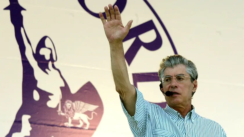 Umberto Bossi sul palco di Pontida nel 2005
