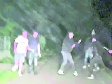 Un fotogramma di un filmato di un’automobilista della rissa che ebbe conseguenze mortali