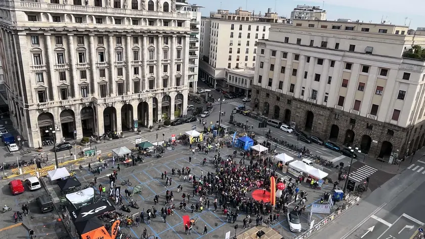 Un’immagine di piazza Insurrezione senza auto