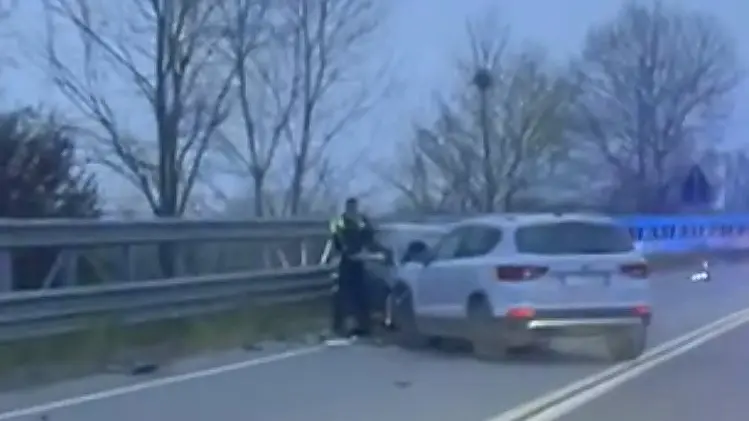 Lo scontro fra le due auto sul tratto di tangenziale della Sr47 a Selvazzano è stato particolarmente violento ed è stato necessario l'intervento dei pompieri: i conducenti sono rimasti miracolosamente illesi
