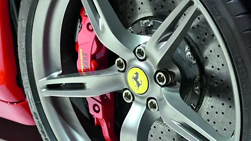 Il cerchio di una Ferrari come quello trovato in casa del ventenne